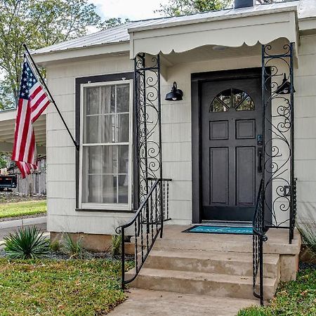 Southern Charm - Near Main With Hot Tub Fredericksburg Buitenkant foto
