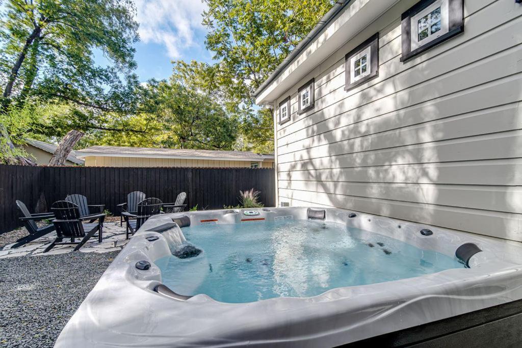 Southern Charm - Near Main With Hot Tub Fredericksburg Buitenkant foto