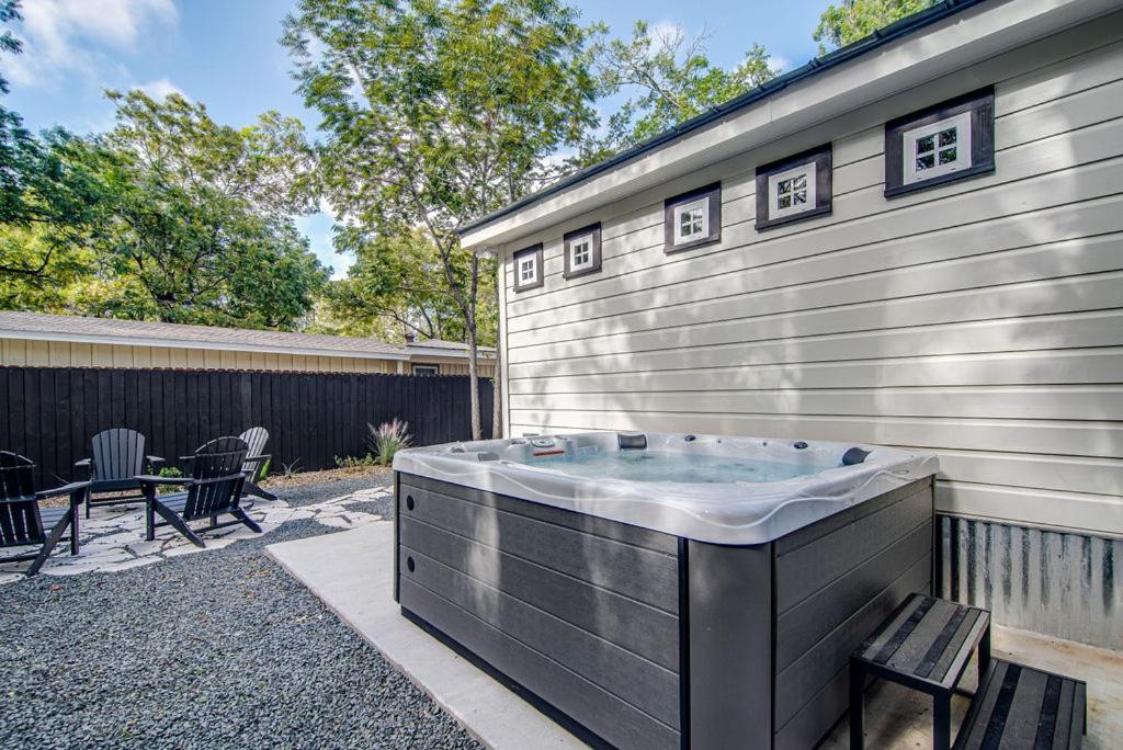Southern Charm - Near Main With Hot Tub Fredericksburg Buitenkant foto
