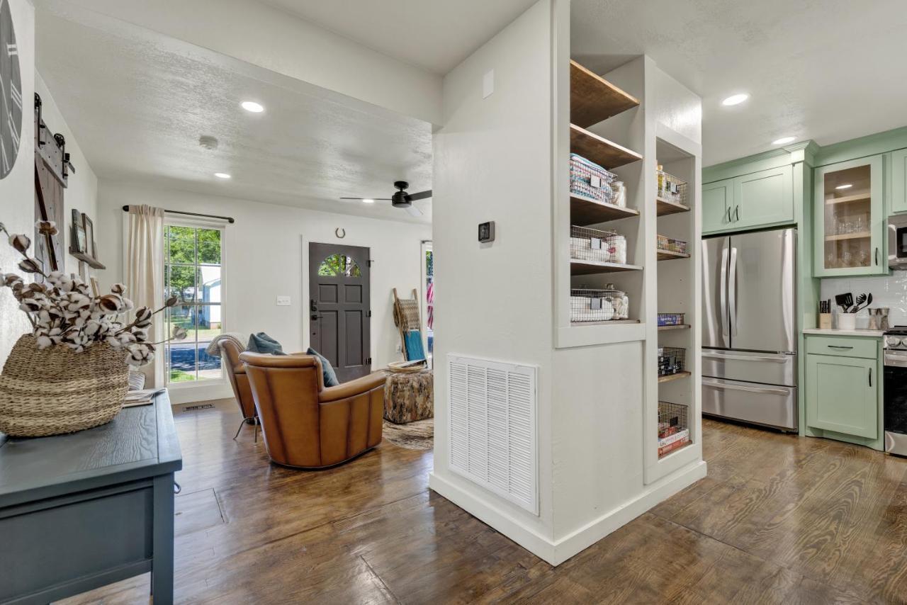 Southern Charm - Near Main With Hot Tub Fredericksburg Buitenkant foto