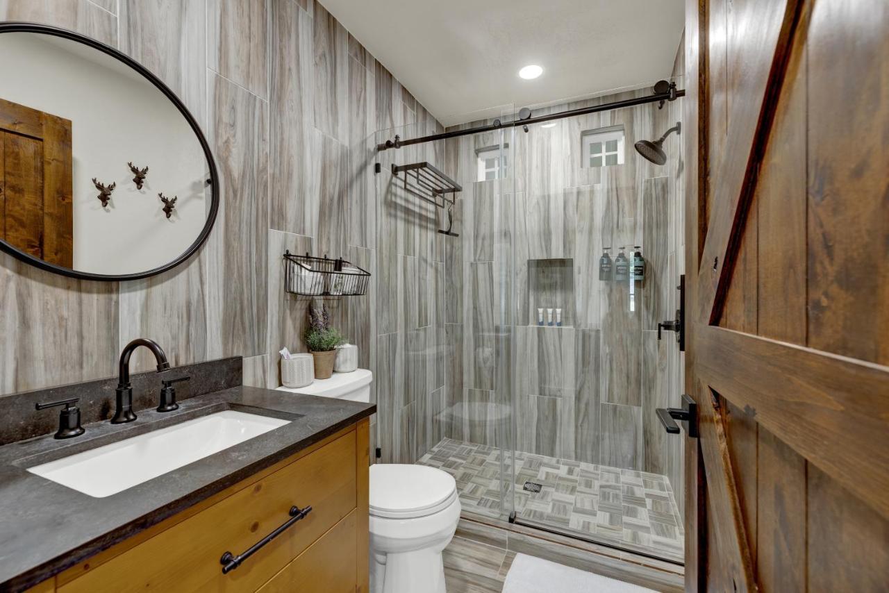 Southern Charm - Near Main With Hot Tub Fredericksburg Buitenkant foto