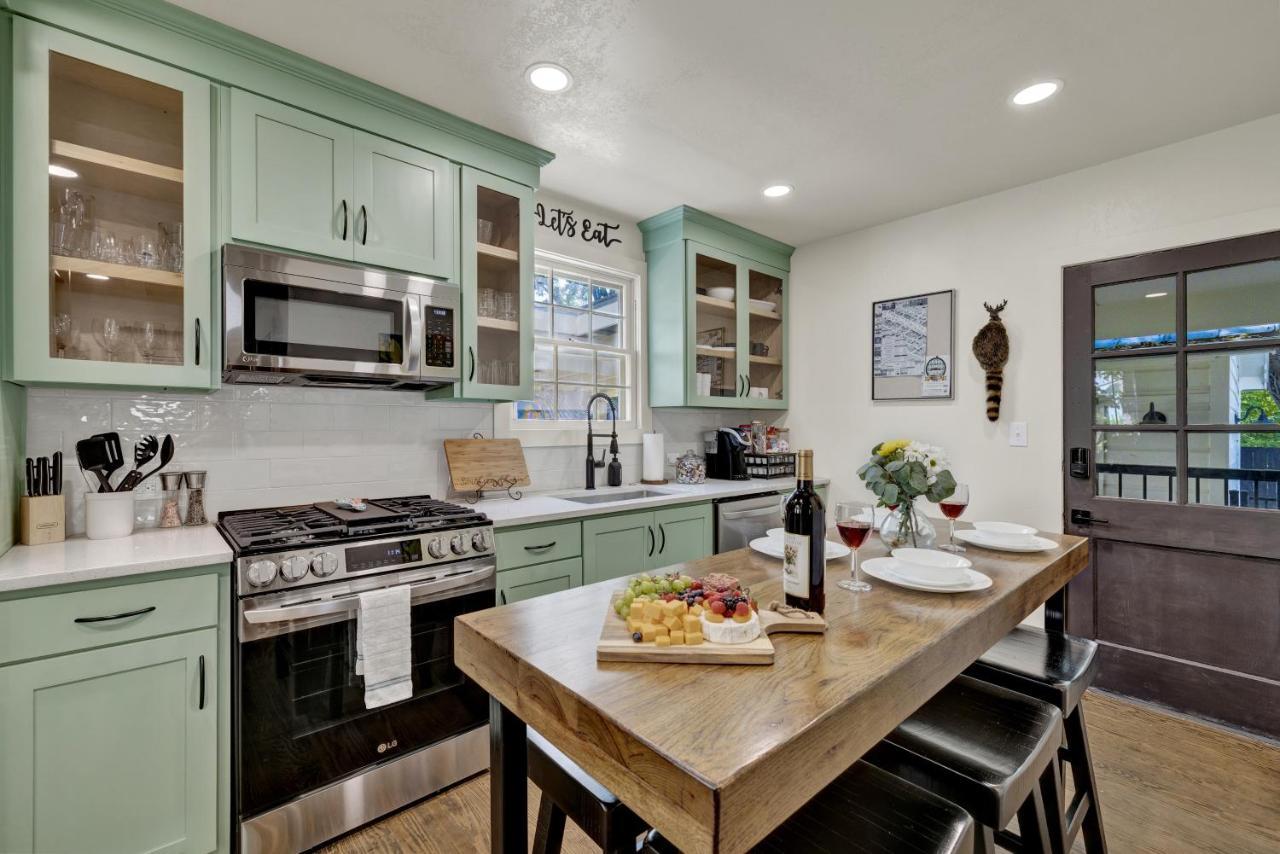 Southern Charm - Near Main With Hot Tub Fredericksburg Buitenkant foto