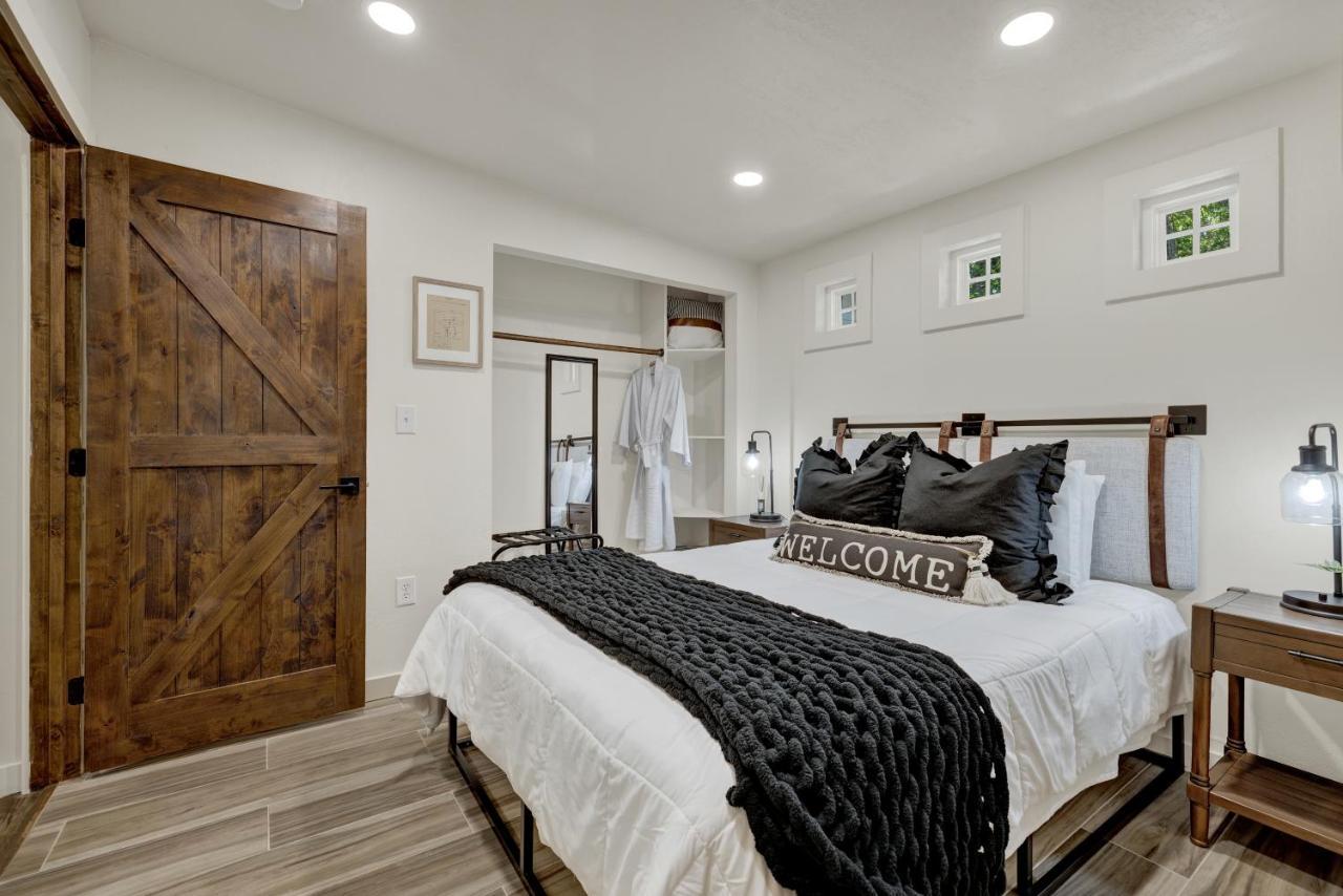 Southern Charm - Near Main With Hot Tub Fredericksburg Buitenkant foto