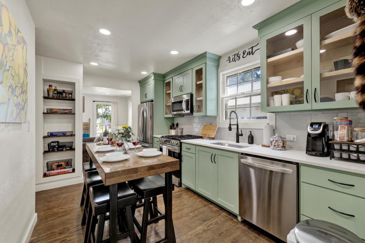 Southern Charm - Near Main With Hot Tub Fredericksburg Buitenkant foto